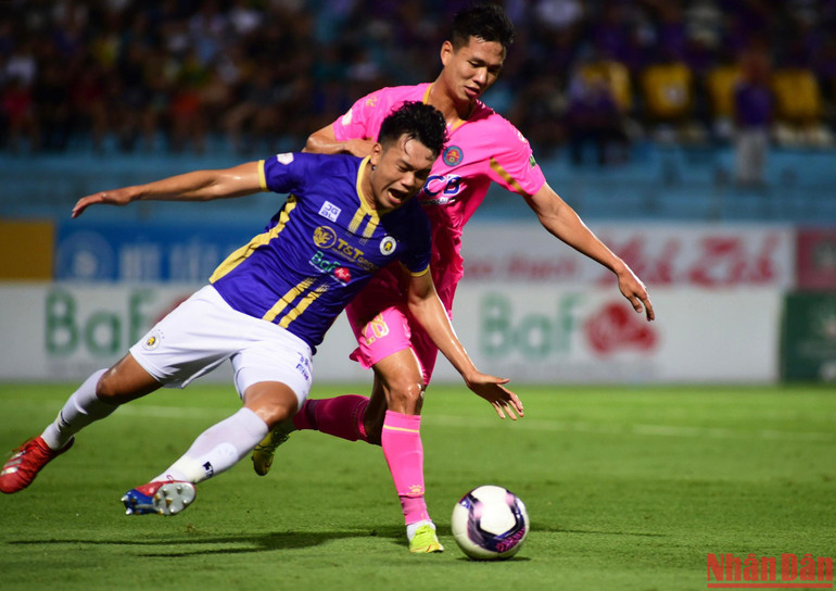 Trung vệ Thành Chung phòng ngự chặt chẽ.