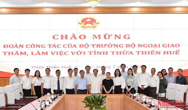 Đoàn công tác Bộ Ngoại giao chụp ảnh lưu niệm với lãnh đạo tỉnh và các ban, ngành của Thừa Thiên Huế.