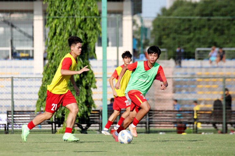 Các tuyển thủ U20 Việt Nam đá tập trên sân Trung tâm đào tạo bóng đá trẻ Việt Nam. (Ảnh: VFF)