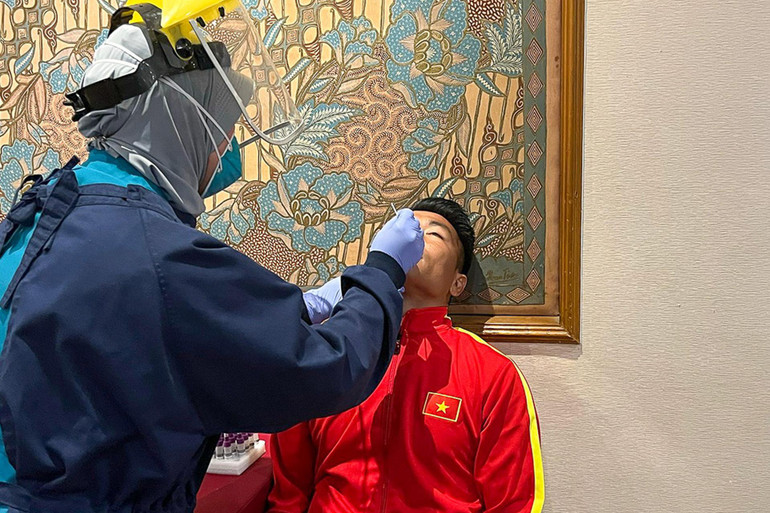 Ngay khi đến khách sạn, U16 Việt Nam đã được thực hiện xét nghiệm nhanh Covid-19. (Ảnh: VFF)