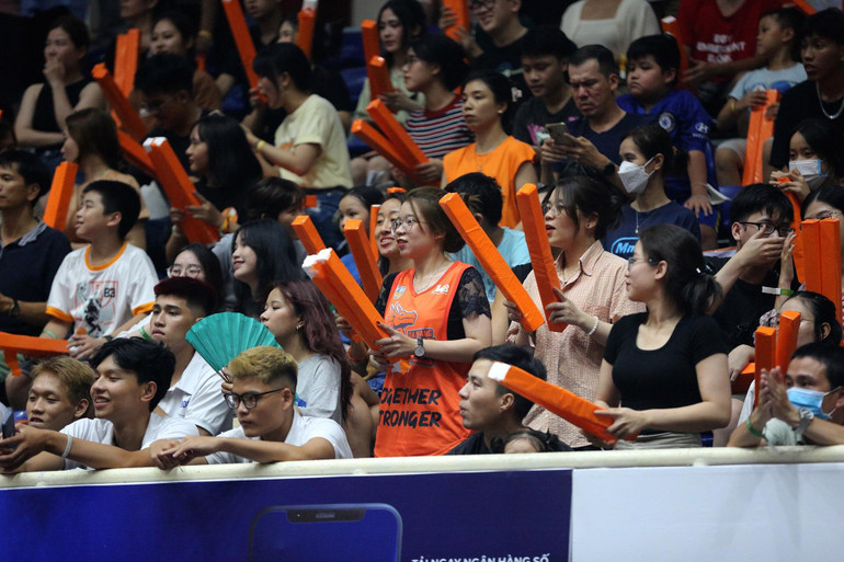 Không khí sôi nổi tại nhà thi đấu Quân khu 5 (TP Đà Nẵng). Không khí sôi nổi tại nhà thi đấu Quân khu 5 (TP Đà Nẵng).