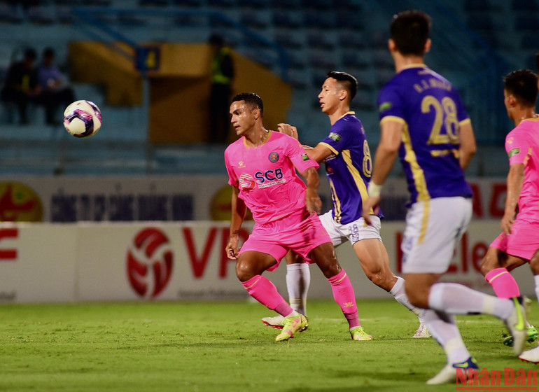 Sài Gòn FC nỗ lực đáp trả tìm bàn gỡ hòa.