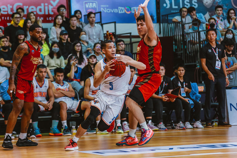 Nguyễn Phú Hoàng (áo trắng) nỗ lực tấn công. (Ảnh: VBA)