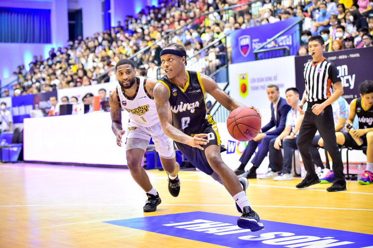 Richard Thomas liên tục bù đắp cho sự kém duyên của ngoại binh đồng đội.