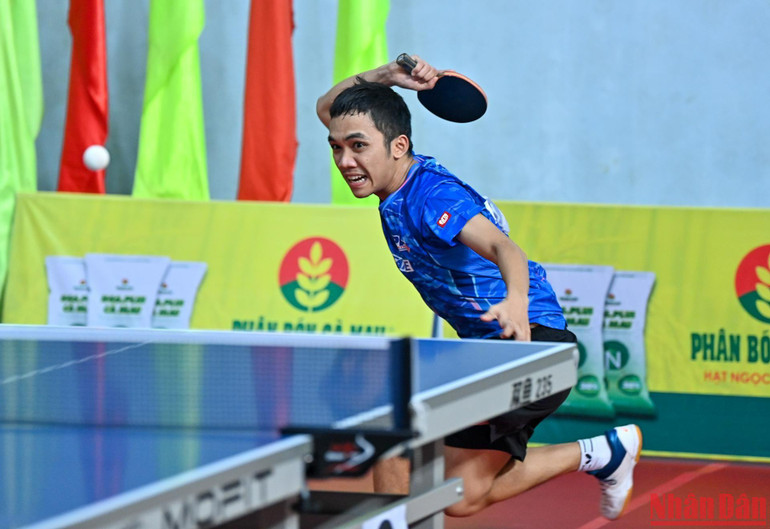 Đinh Anh Hoàng giành chiến thắng sít sao với tỷ số 4-3 trước Lê Tiến Đạt tại vòng tứ kết.