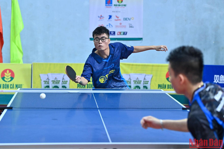 Tay vợt Vũ Mạnh Huy (CLB Hà Nội T&amp;T) đã gây bất ngờ lớn khi vượt qua tay vợt Lê Đình Đức (Hà Nội) với tỷ số 3-2 tại nội dung đơn nam.