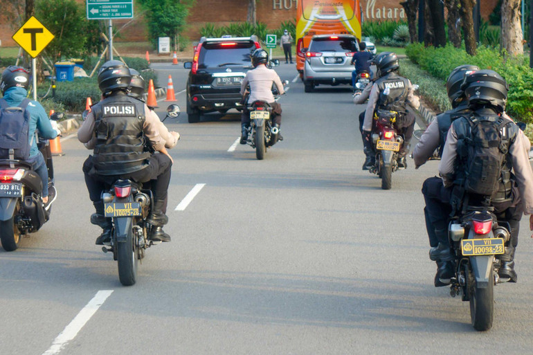 Đoàn xe máy của lực lượng cảnh sát Indonesia dẫn đường bảo vệ xe buýt của đội tuyển U19 Việt Nam. (Ảnh: VFF)