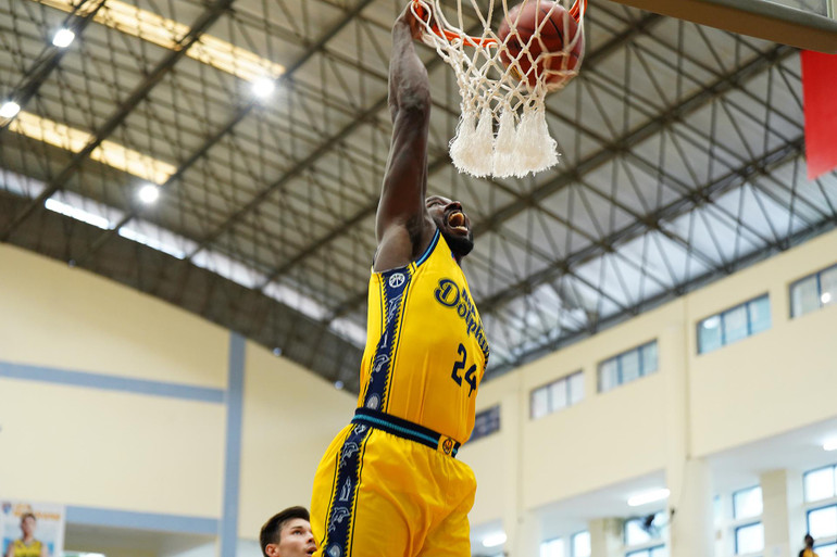 Trụ rổ có thể đáp ứng được những cầu thủ to con như Flenard Whitfield úp rổ.