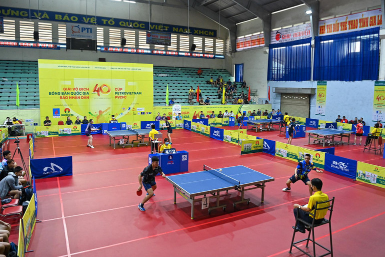 Các trận đấu tại nội dung đồng đội nam và đồng đội nữ diễn ra sôi nổi tại nhà thi đấu thể thao tỉnh Gia Lai.