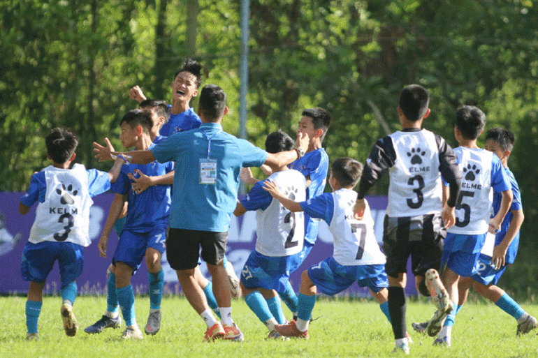 Niềm vui vỡ òa của Ban Huấn luyện U13 PVF và các cầu thủ. (Ảnh: VFF)