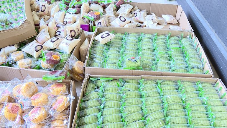 Lượng lớn bánh không rõ nguồn gốc.