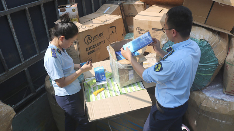 Lực lượng Quản lý thị trường tỉnh Quảng Bình thu giữ số lượng lớn thuốc lá điếu nhập lậu.