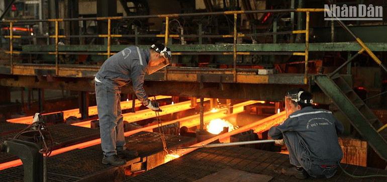 Sản xuất phôi thép tại Công ty TNHH Khoáng sản và Luyện kim Việt – Trung (Lào Cai). (Ảnh: MINH DŨNG)