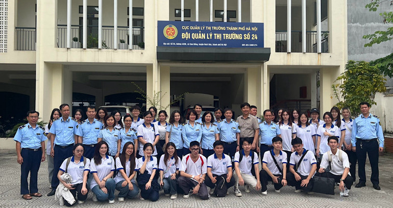 Các bạn sinh viên tìm hiểu thực tế hoạt động tại Đội Quản lý thị trường số 24 (Hà Nội).