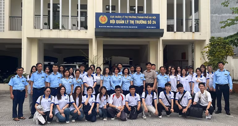 Các bạn sinh viên tìm hiểu thực tế hoạt động tại Đội Quản lý thị trường số 24 (Hà Nội).
