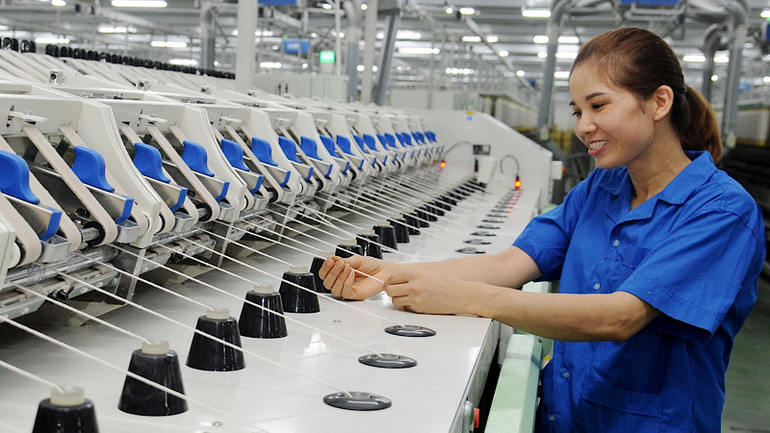 Công nhân Công ty TNHH MTV dệt 8-3 vận hành dây chuyền sản xuất sợi. Ảnh: ĐỨC ANH Công nhân Công ty TNHH MTV dệt 8-3 vận hành dây chuyền sản xuất sợi. Ảnh: ĐỨC ANH