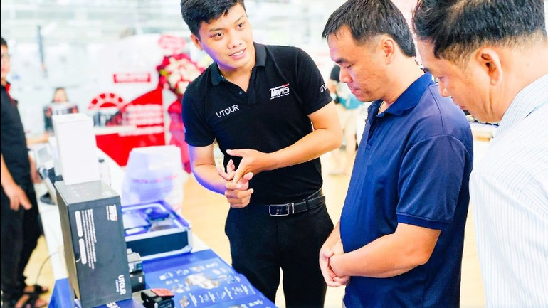 Người tiêu dùng nghe tư vấn về công nghệ hỗ trợ lái xe an toàn trên sản phẩm UTOUR