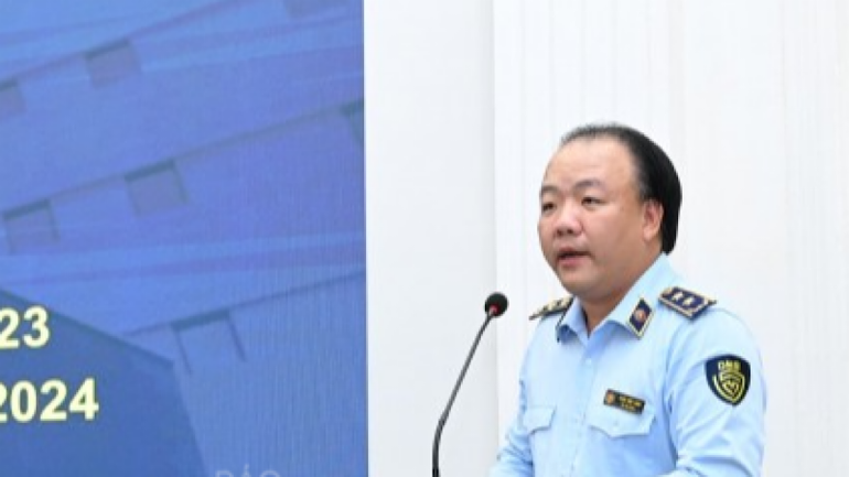 Tổng cục trưởng Quản lý thị trường Trần Hữu Linh báo cáo kết quả công tác Quản lý thị trường năm 2023. (Ảnh: Cấn Dũng)