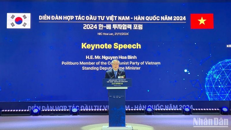 Phó Thủ tướng Thường trực Chính phủ Nguyễn Hòa Bình phát biểu tại diễn đàn.