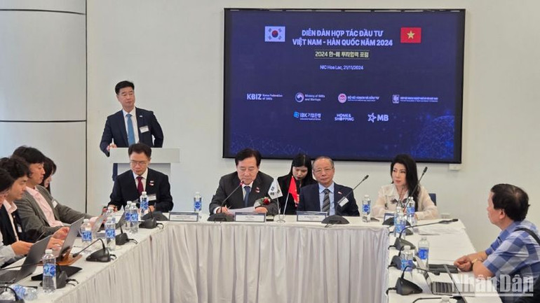 Chủ tịch Hiệp hội Doanh nghiệp nhỏ và vừa Việt Nam và Hàn Quốc chia sẻ bên lề Diễn đàn Hợp tác đầu tư Việt Nam-Hàn Quốc năm 2024.