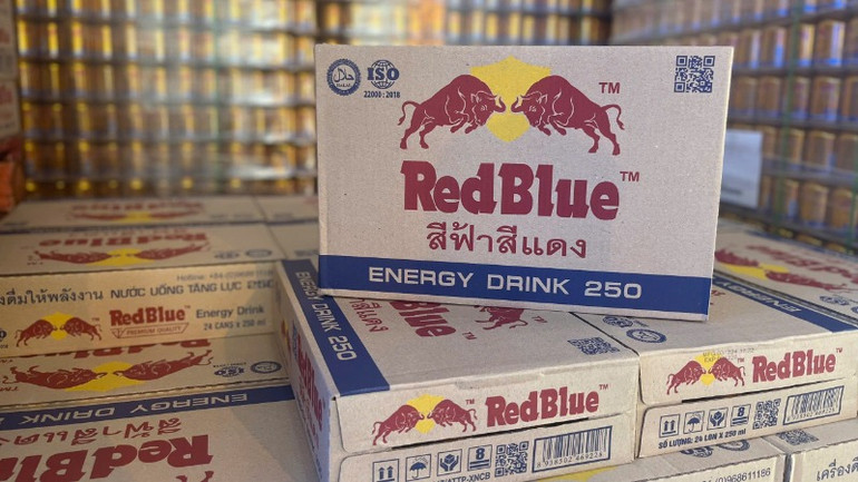 Các thùng sản phẩm nước tăng lực Red Blue xâm phạm quyền nhãn hiệu đang chuẩn bị được đưa ra thị trường tiêu thụ. Các thùng sản phẩm nước tăng lực Red Blue xâm phạm quyền nhãn hiệu đang chuẩn bị được đưa ra thị trường tiêu thụ.