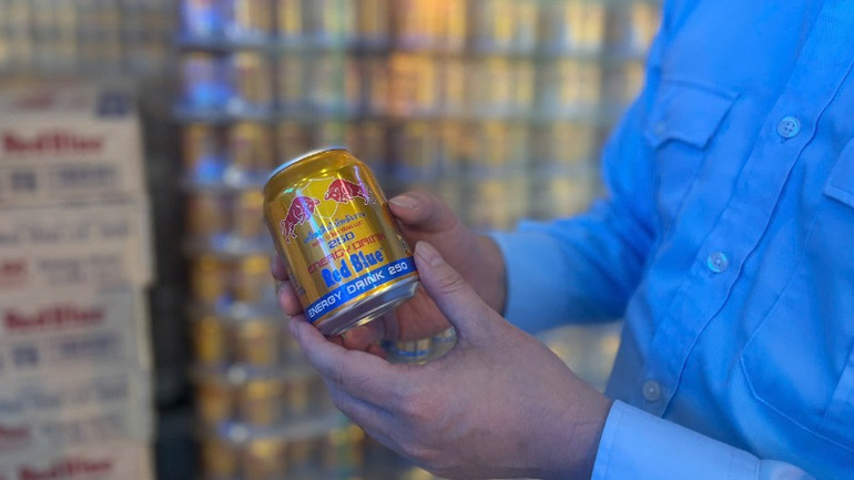 Sản phẩm nước tăng lực Red Blue có dấu hiệu vi phạm bị lực lượng chức năng thu giữ Sản phẩm nước tăng lực Red Blue có dấu hiệu vi phạm bị lực lượng chức năng thu giữ