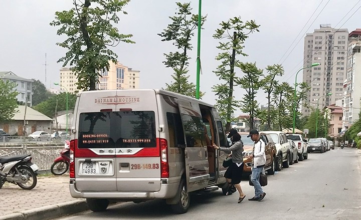 Một nhà xe hợp đồng chở khách hoạt động trên địa bàn Hà Nội.
