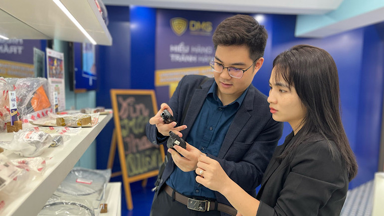 Người tham quan phòng trưng bày đều đánh giá các sản phẩm bị làm giả rất tinh vi, nếu không có sản phẩm thật để so sánh thì khó phát hiện. Người tham quan phòng trưng bày đều đánh giá các sản phẩm bị làm giả rất tinh vi, nếu không có sản phẩm thật để so sánh thì khó phát hiện.