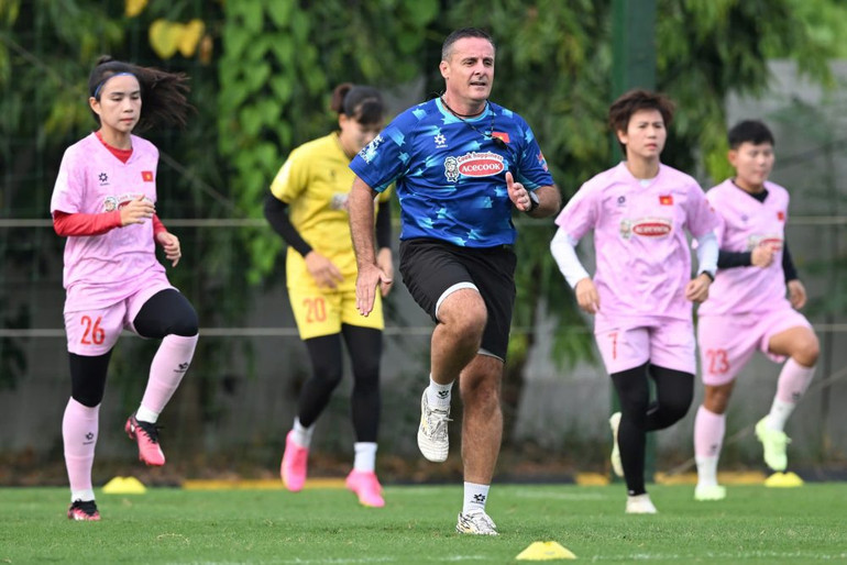 Huấn luyện viên thể lực Cedric Roger theo sát các học trò. (Ảnh: VFF)