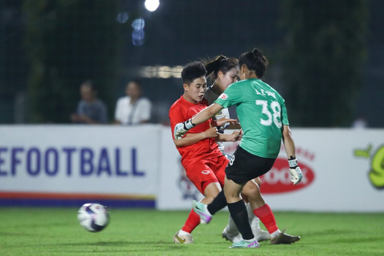 U19 Phong Phú Hà Nam áp đảo thế trận. (Ảnh: VFF)