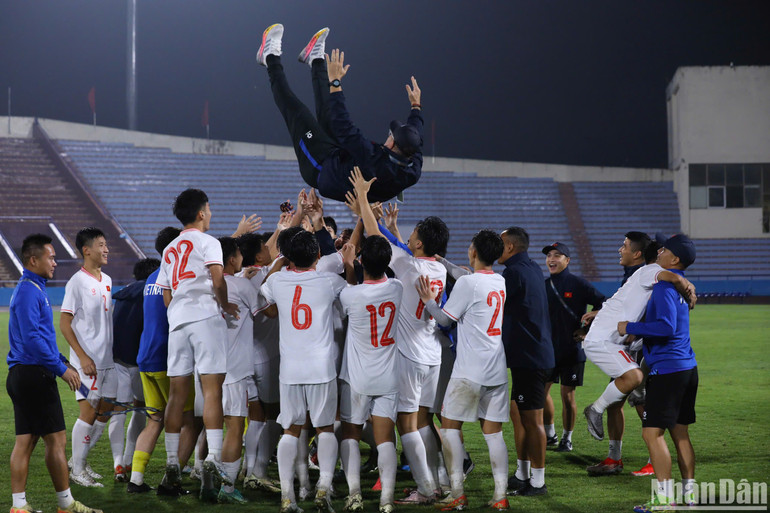 Niềm vui vỡ òa của các học trò cùng huấn luyện viên Cristiano Roland.