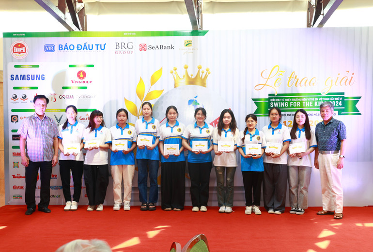 Ban tổ chức trao học bổng cho các học sinh, sinh viên.