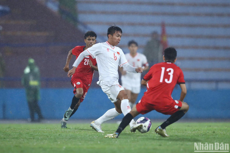 Cơn mưa lớn ảnh hưởng không nhỏ tới lối chơi của hai đội.