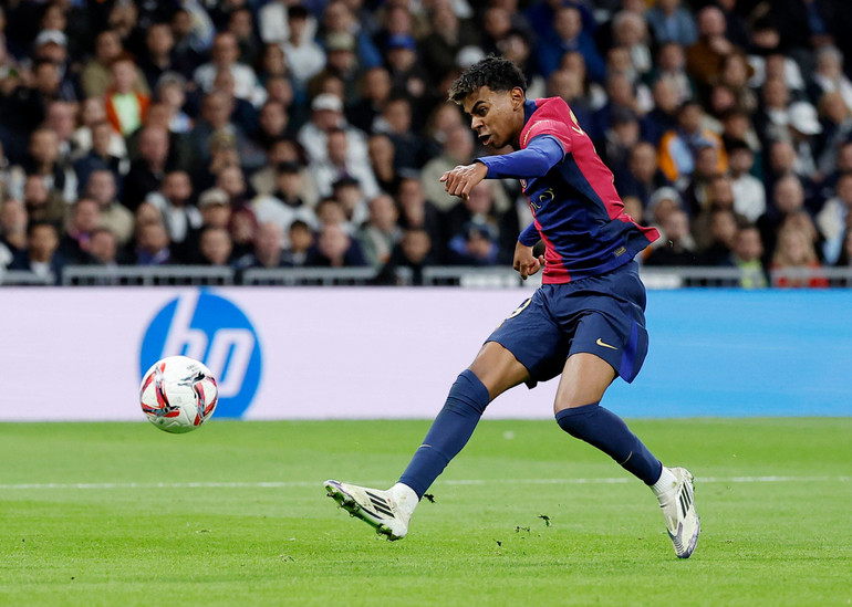 Lamine Yamal ghi bàn thắng thứ 3 cho Barcelona. (Ảnh: Reuters)