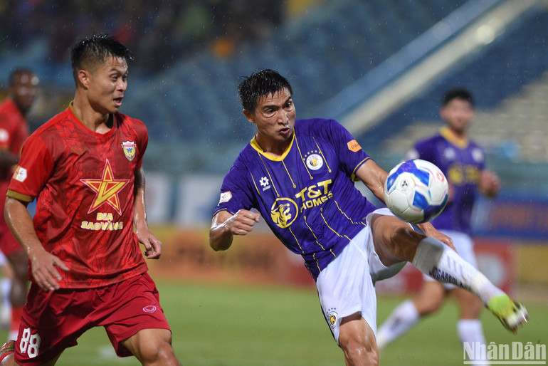 Hà Nội vươn lên dẫn trước 1-0. (Ảnh: TRẦN HẢI) Hà Nội vươn lên dẫn trước 1-0. (Ảnh: TRẦN HẢI)