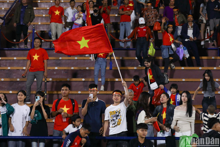 Cổ động viên tại sân Việt Trì hài lòng với màn thể hiện của đội tuyển U17 Việt Nam.