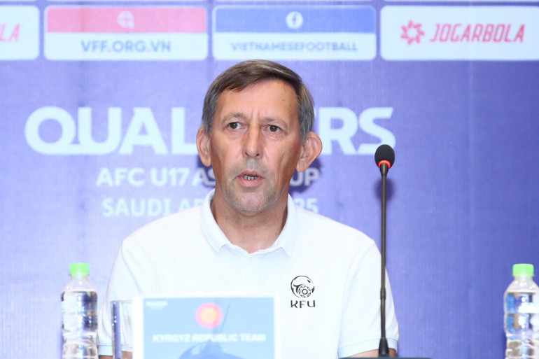 Huấn luyện viên của U17 Kyrgyzstan - ông Igor Nikitin phát biểu tại buổi họp báo. (Ảnh: VFF)