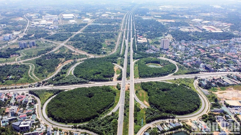 Hà Nội có nhiều công trình khẳng định sự phát triển kinh tế. (Ảnh: THÀNH ĐẠT)