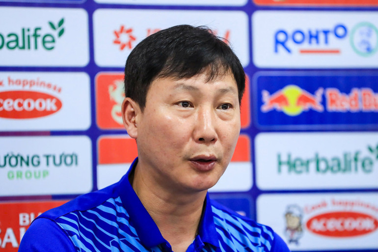 Huấn luyện viên Kim Sang Sik nhấn mạnh sự quan trọng của người hâm mộ có mặt để "tiếp lửa" cho đội tuyển Việt Nam. (Ảnh: VFF)