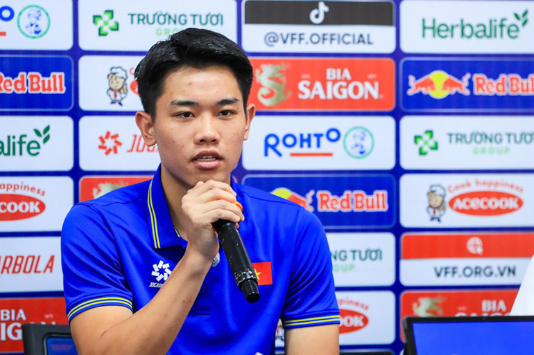 Tiền đạo Nguyễn Đình Bắc phát biểu tại buổi họp báo. (Ảnh: VFF)