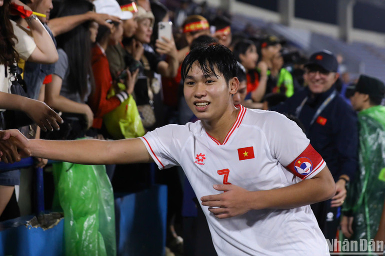 Đội trưởng Lê Huy Việt Anh - người lập công giúp U17 Việt Nam giành vé đi tiếp, chia vui cùng người hâm mộ tại sân vận động Việt Trì.