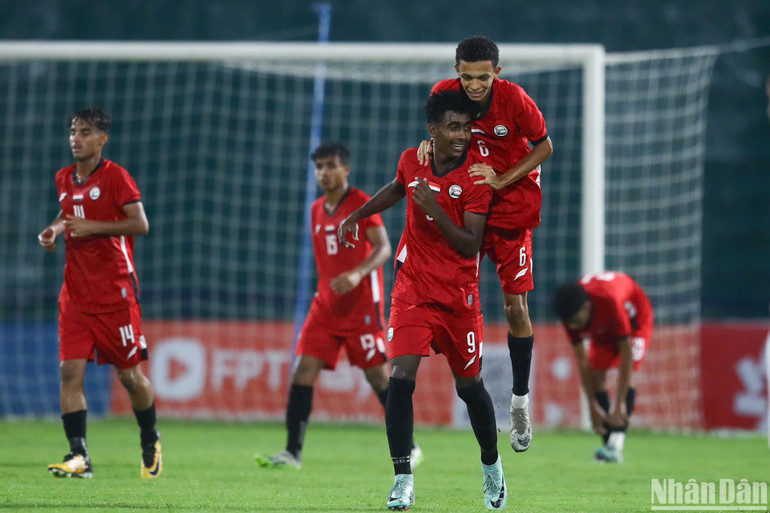 Các cầu thủ U17 Yemen ăn mừng bàn thắng mở tỷ số.