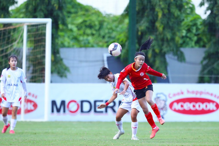 Hai đội thi đấu quyết liệt. (Ảnh: VFF)