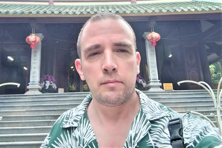 Ông Guillaume trải nghiệm văn hóa Việt Nam.