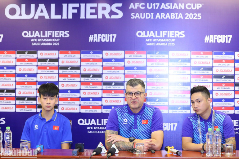 Các thành viên đội tuyển Việt Nam tham dự buổi họp báo. Các thành viên đội tuyển Việt Nam tham dự buổi họp báo.