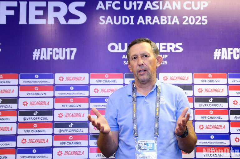 Huấn luyện viên Igor Nikitin phát biểu tại buổi họp báo.