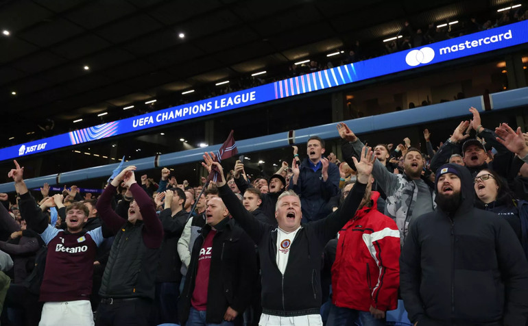 Người hâm mộ Aston Villa phấn khích khi Duran ghi bàn. (Ảnh: Getty Images)