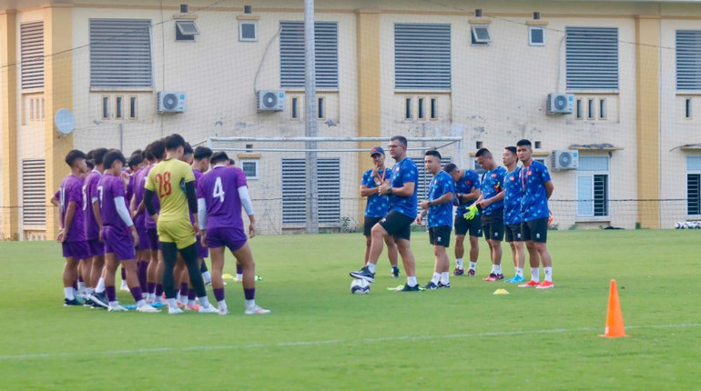 Ban huấn luyện dặn dò các cầu thủ tại buổi tập. (Ảnh: VFF)