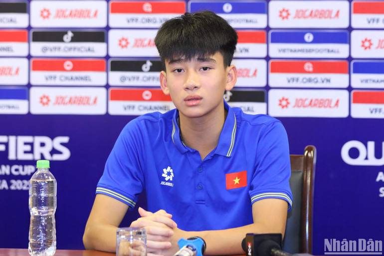Cầu thủ trẻ Nguyễn Văn Dương phát biểu tại buổi họp báo. Cầu thủ trẻ Nguyễn Văn Dương phát biểu tại buổi họp báo.
