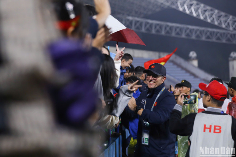 Huấn luyện viên Cristiano Roland chia vui cùng người hâm mộ tới sân vận động Việt Trì "tiếp lửa" cho U17 Việt Nam.